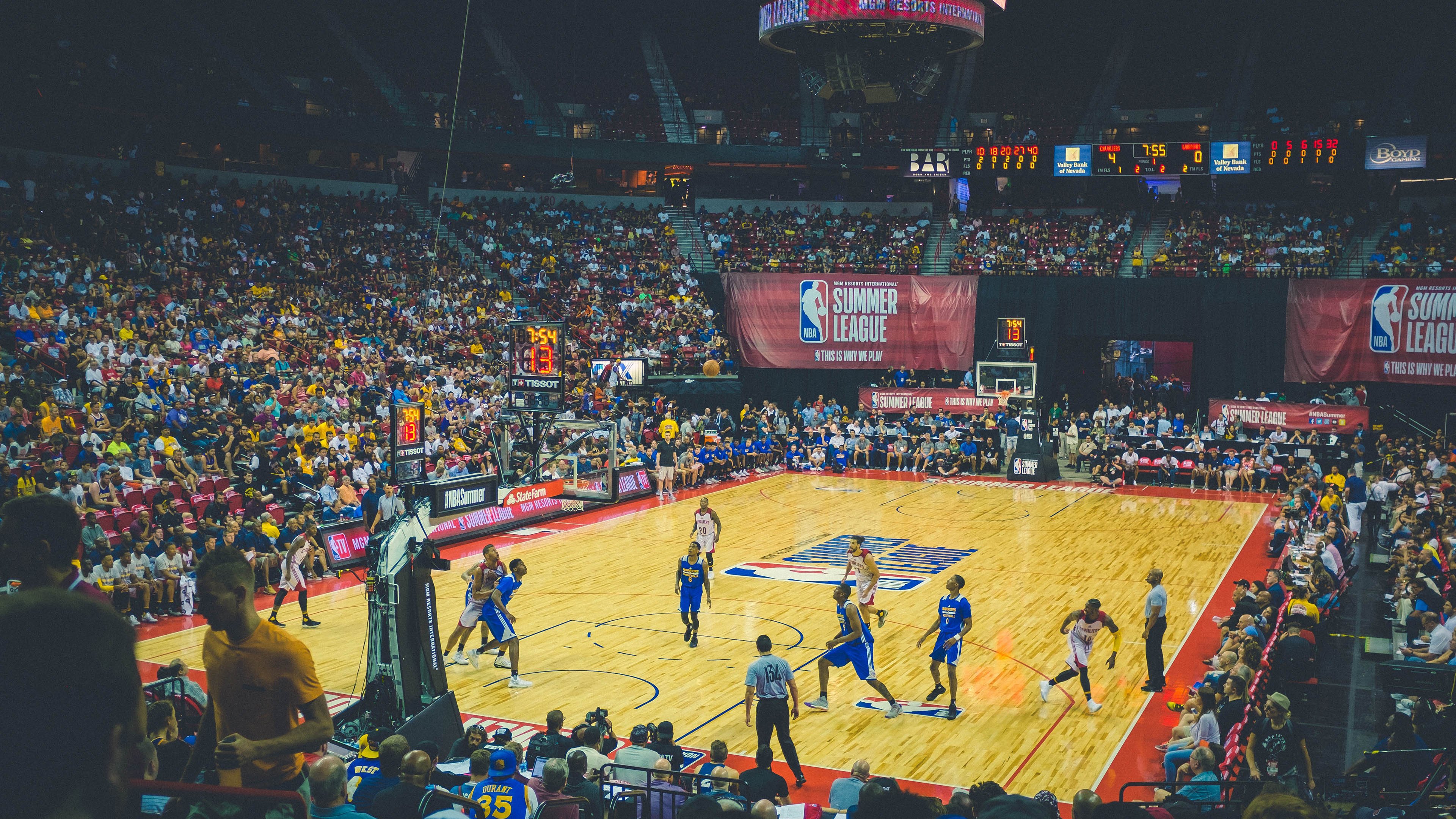 世界杯篮球场？不，是足球场！激情点燃瞬间！，世界杯篮球比赛视频